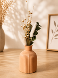 Vase décoratif avec bouquet de fleurs séchées