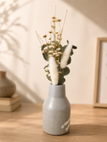 Vase décoratif avec bouquet de fleurs séchées