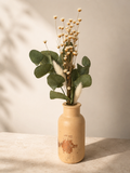Vase décoratif avec bouquet de fleurs séchées