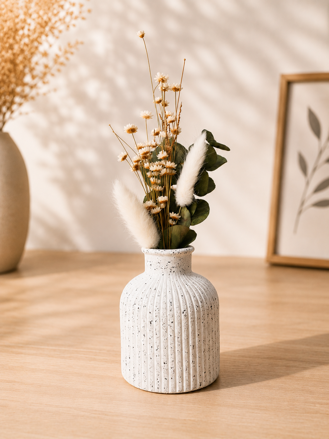 Vase décoratif avec bouquet de fleurs séchées